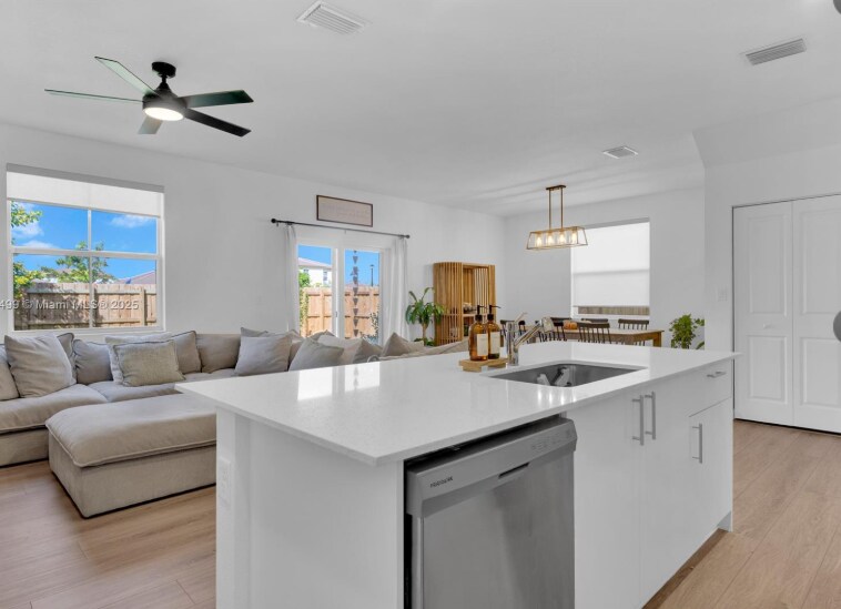 Building Photo - 2444 SE 24th Ave