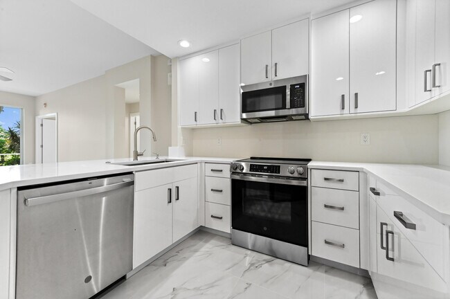 Building Photo - 12510 Crystal Pointe Dr