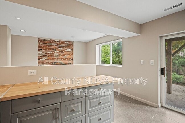 Building Photo - 6428 Earlham Dr