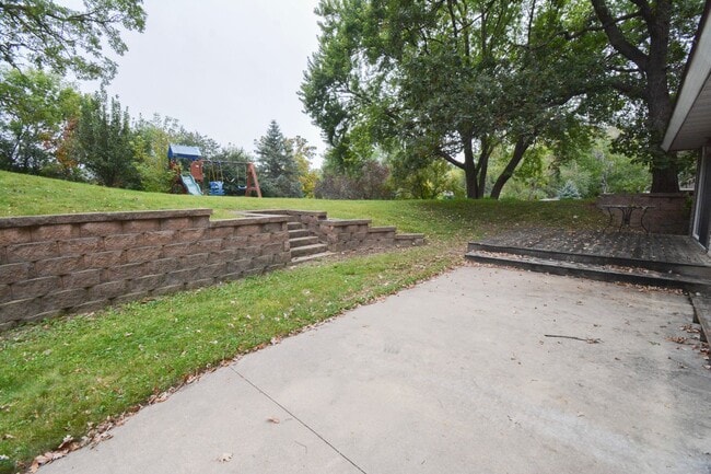 Building Photo - RENT SPECIAL 3-Bedroom Home with Walk-In Closet, Deck & Prime Location Near Shopping