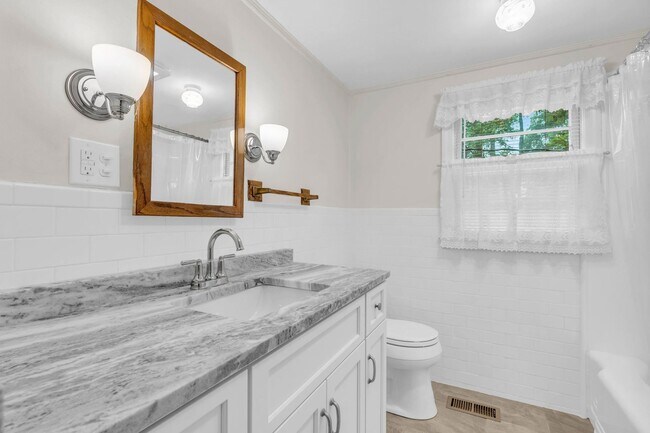 Building Photo - Historic Charmer on Signal Mountain!