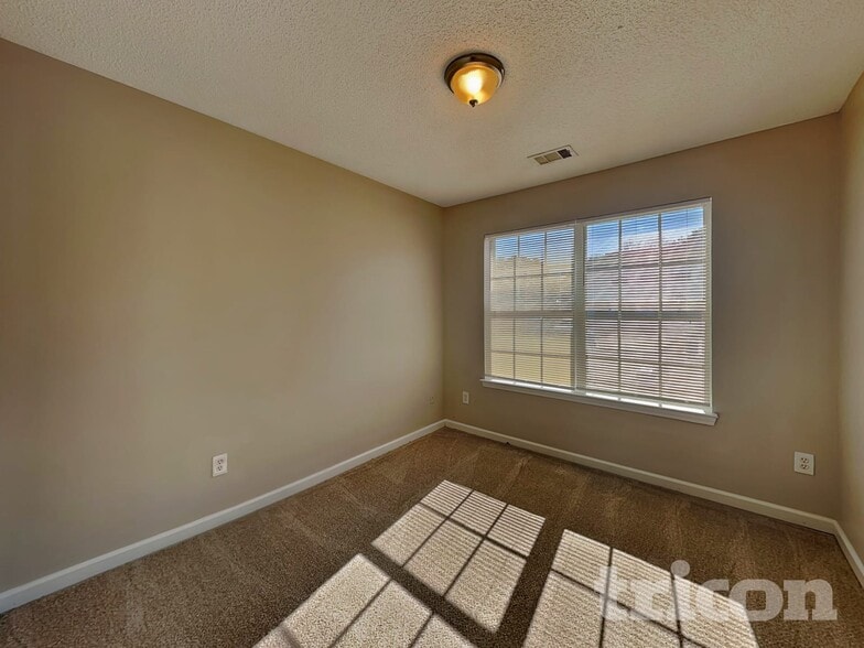 Building Photo - 128 Hawkeye Ln NW