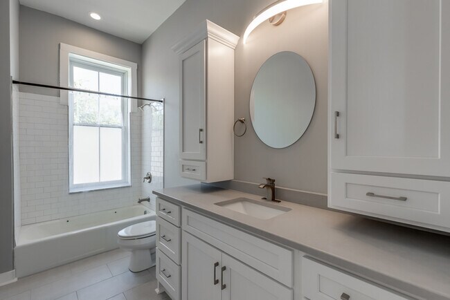 Building Photo - 1023 Franklin St