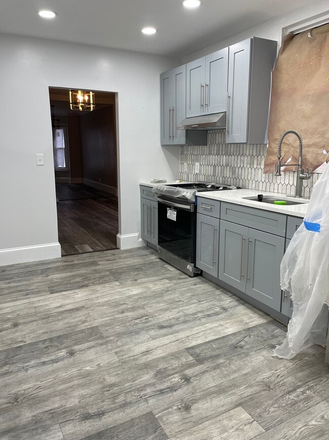 Building Photo - 112 Garside St