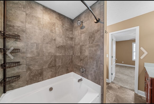 Building Photo - 546 Falkland Cir