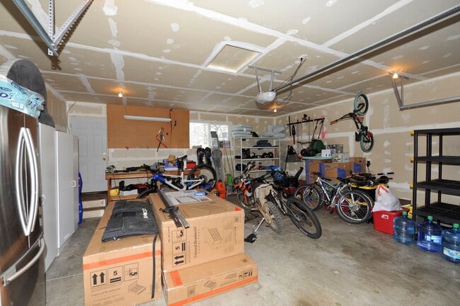 Building Photo - Fairway Golf Course 3 bed 3 bath with basement