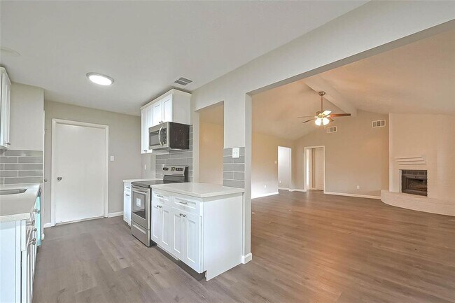 Building Photo - 1101 Landing Blvd