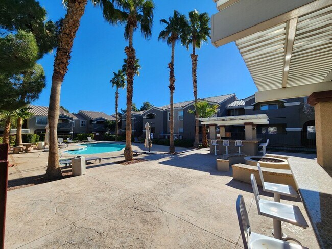 Building Photo - Gated 2 Bedroom Condo - Furnished