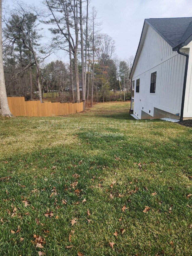 Building Photo - 808 Maybank Dr