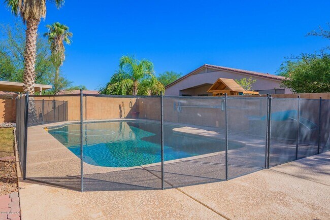 Building Photo - Northwest 4 Bedroom Pool Home