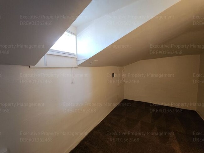 Building Photo - Move in ready. 3 bedrooms/ 1.5 bath, yard,...