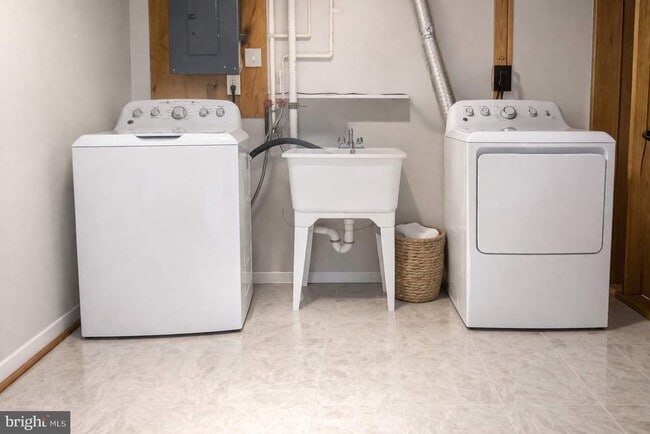 Building Photo - 20521 Neerwinder St