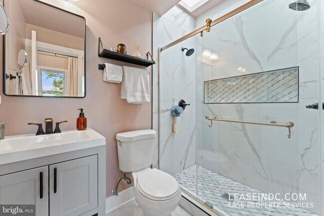 Building Photo - 121 15th St SE