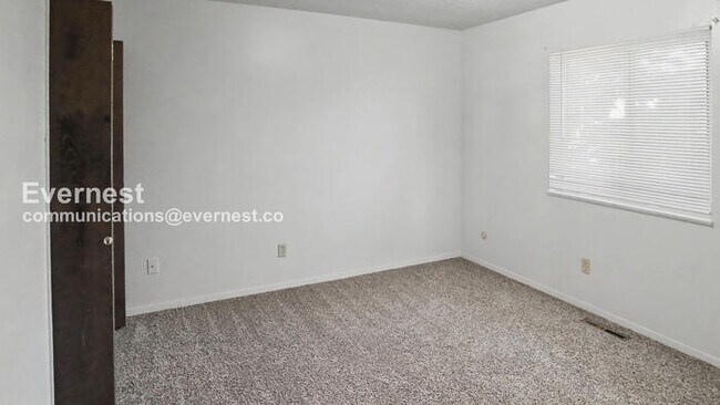 Building Photo - 4 Bed/2 Bath Home with Fenced Yard & Garage / Available Soon!