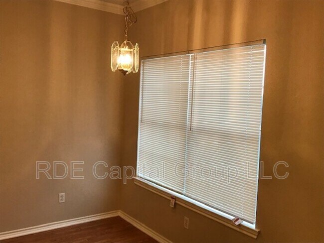 Building Photo - 501 Sally Ln