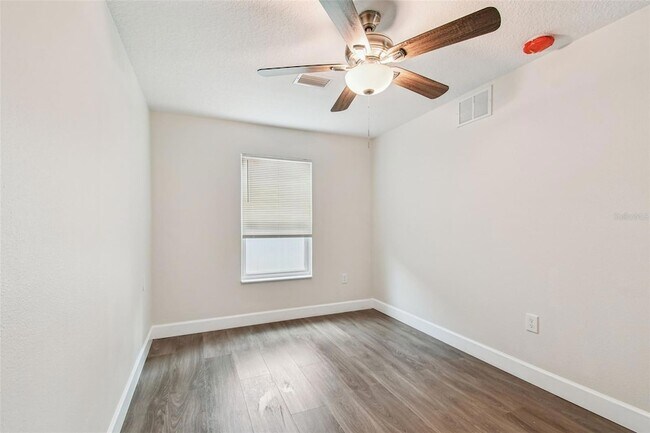 Building Photo - 650 E Tarpon Ave