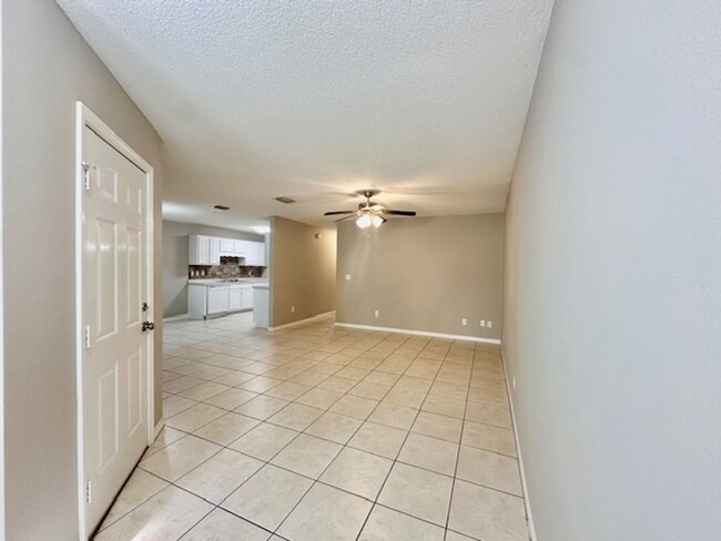 Building Photo - 2 bedroom/2 bathroom/2 car garage town hom...