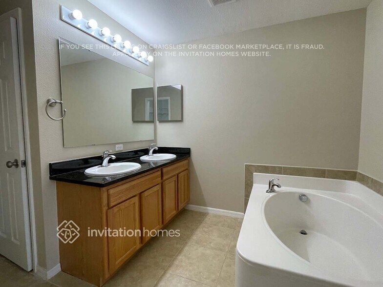 Building Photo - 2945 Ruxton Dr