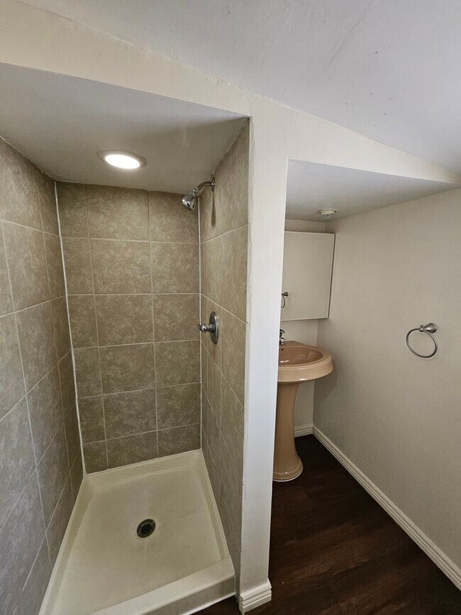 Building Photo - 911 Fruit Ave NW