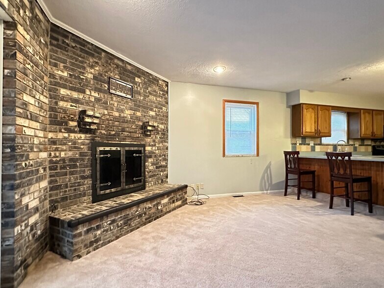 Den - 5684 Red Oak Dr
