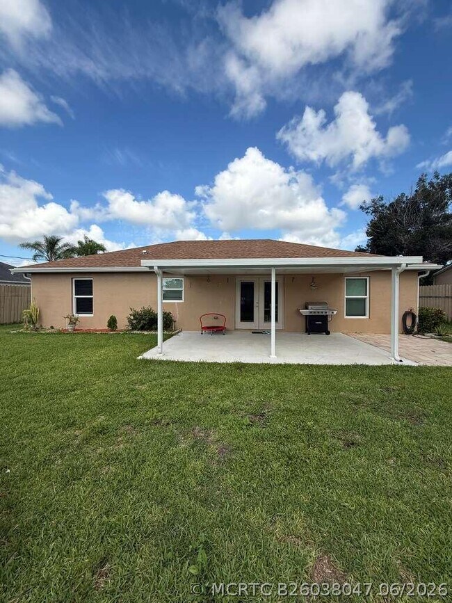 Building Photo - 349 NW Hibiscus St