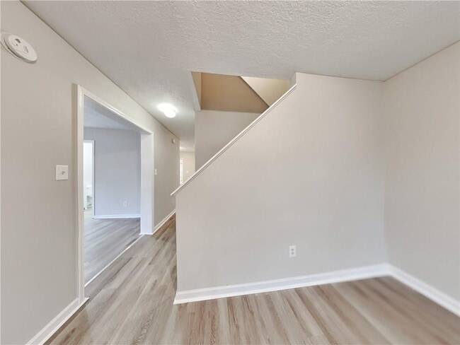 Building Photo - 729 Cooper St SW