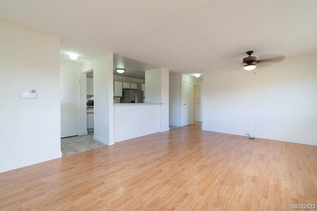 Building Photo - 3 Bed 2 Bath condo in Hillsdale Phase 2