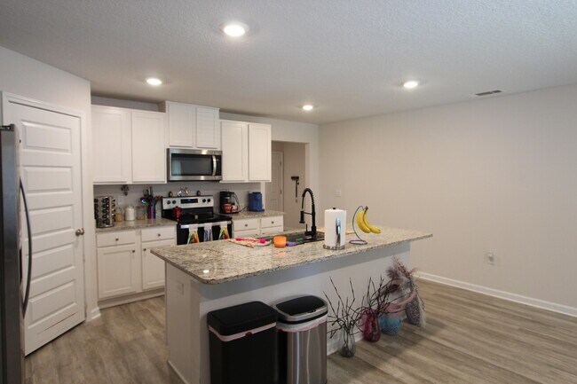 Building Photo - 5372 Wyndell Cir