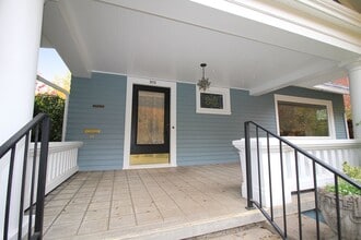 Building Photo - 803 NE Laurelhurst Pl