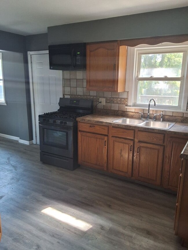 Building Photo - 4 bedrooms/2 bathrooms House