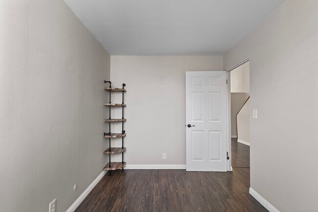 Building Photo - Spacious 3-Bed, 2-Bath Pet-Friendly Townhome in Prime Aiea Location – End Unit with Private Lanai...