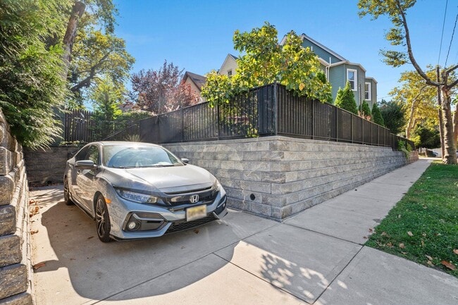 Building Photo - 76 Condict St