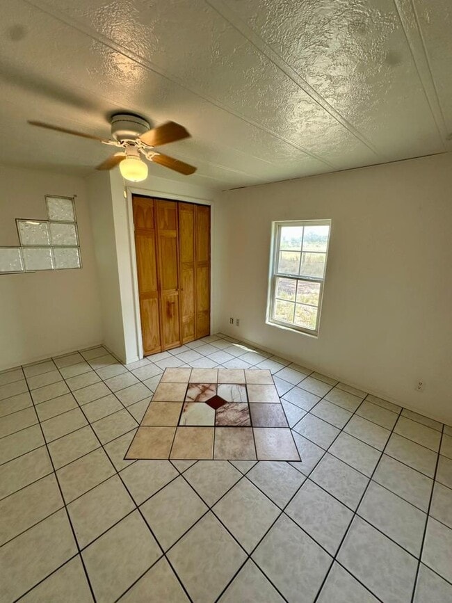 Building Photo - 944 Lucinda Dr