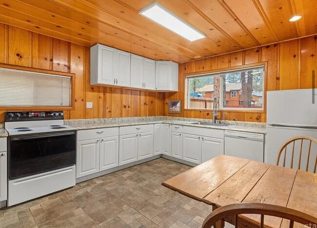 Building Photo - FOR RENT