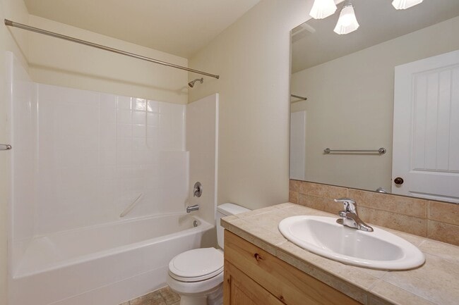 Building Photo - Charming Seattle Townhome with Garage Available Now! A/C included!