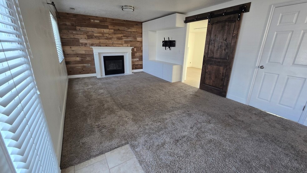 Building Photo - 2504 W Pine Needle Pl