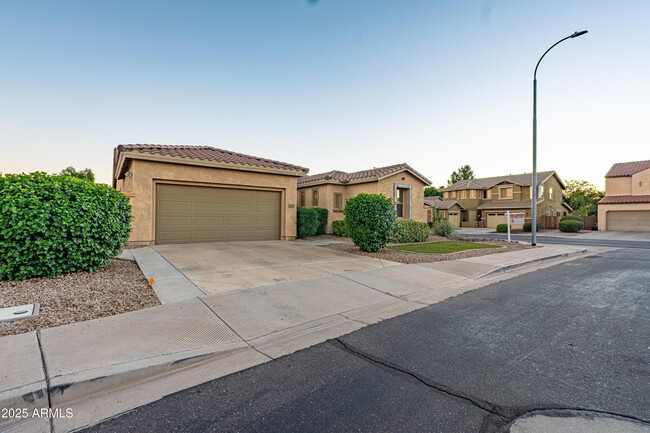 Building Photo - 453 W Lantana Pl