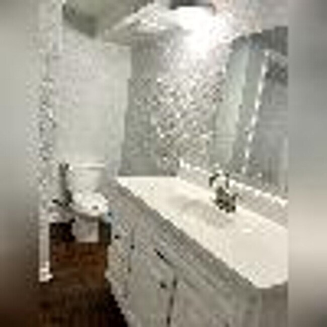 Building Photo - Recetly updated and convenient to downtown!