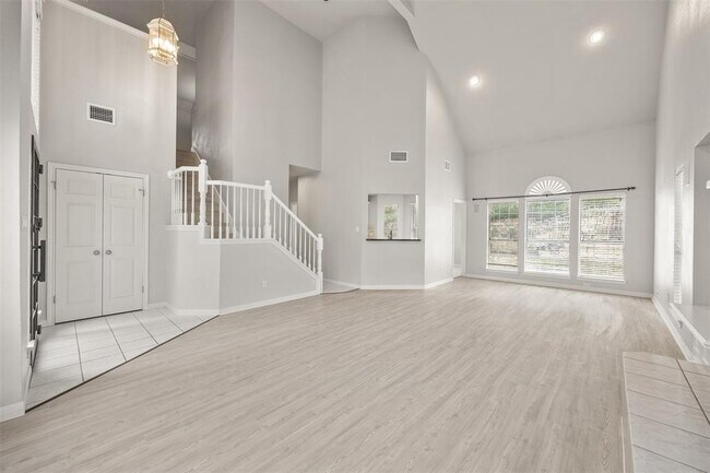 Building Photo - 1604 Lakeway Blvd