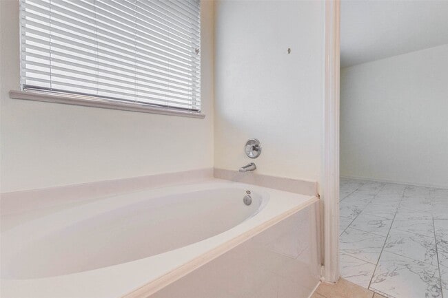 Building Photo - 7434 Jacobs Well Dr