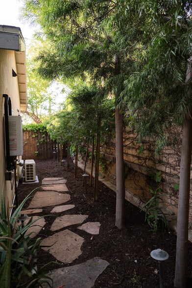 Building Photo - 2841 Los Feliz Dr