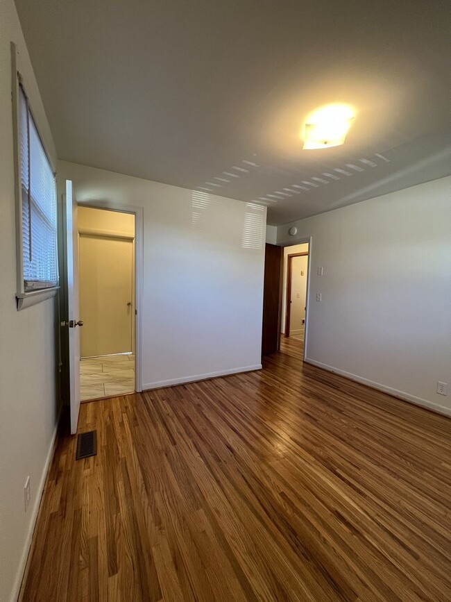 Building Photo - Single-Family Home with 2 Bedrooms and 1.5...