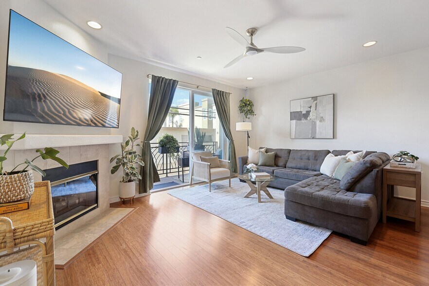 Building Photo - 3990 Centre St