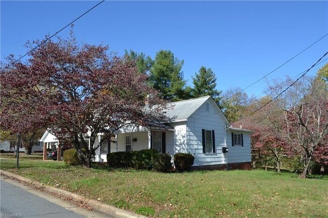 Building Photo - 601 W Washington St