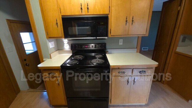 Building Photo - 926 N Mandan St