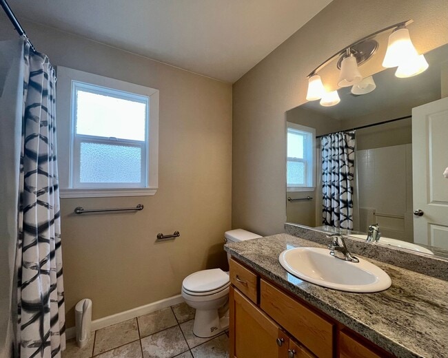 Building Photo - Charming 3 bed 2 bath home with oversized 2 car garage in Humboldt Hill