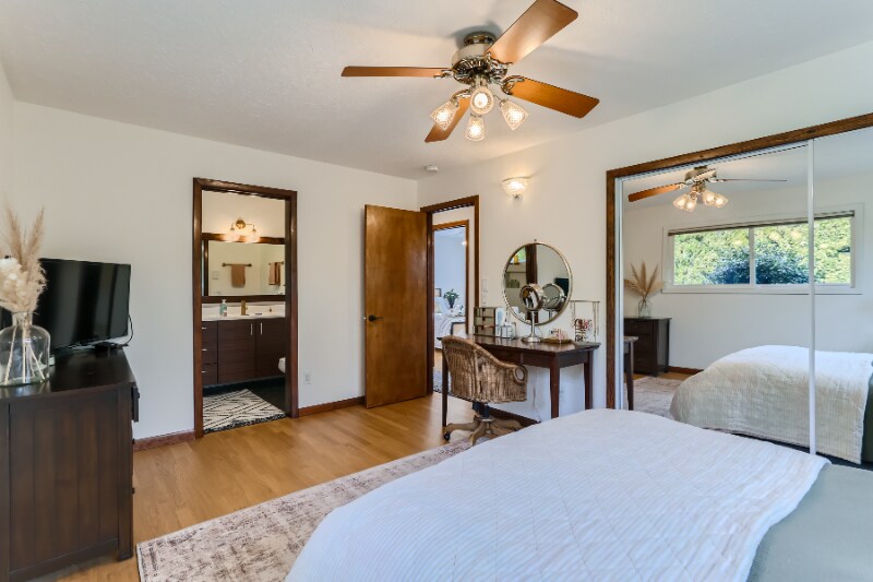 Building Photo - 6106 SE Riverside Dr