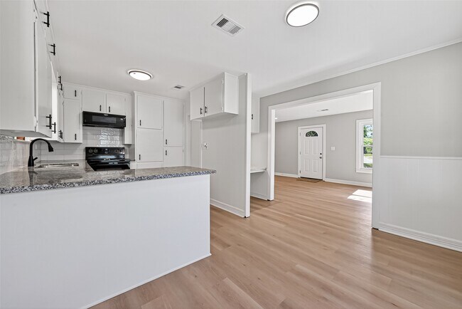 Building Photo - 729 Loggins Dr