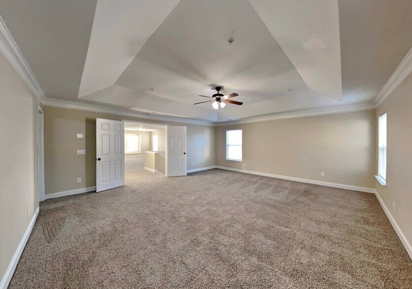 Building Photo - 380 Roseglen Dr NW