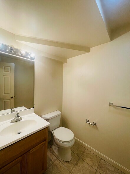 Building Photo - 34 Raymond St